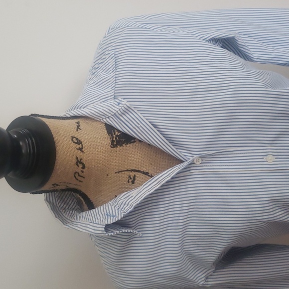 Woman's size 10 Gap button up - Picture 2 of 4